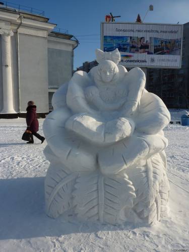 Фигура из снега на площади